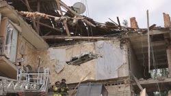 В Краматорске спасатели показали, как деблокировали из-под завалов дома тела двух погибших женщин (видео)