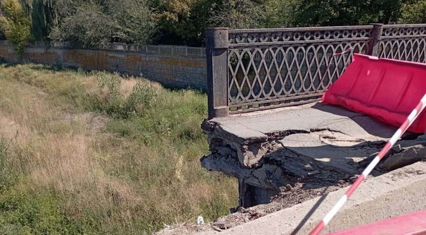 В Луганске оккупанты перекрыли движение по нескольким мостам и затянули "ремонт"