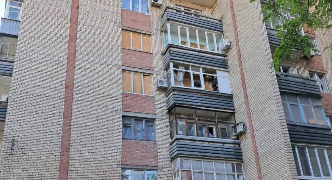 Ворог вдарив безпілотниками по Словʼянську: є пошкодження у центральній частині міста