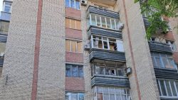 Ворог вдарив безпілотниками по Словʼянську: є пошкодження у центральній частині міста