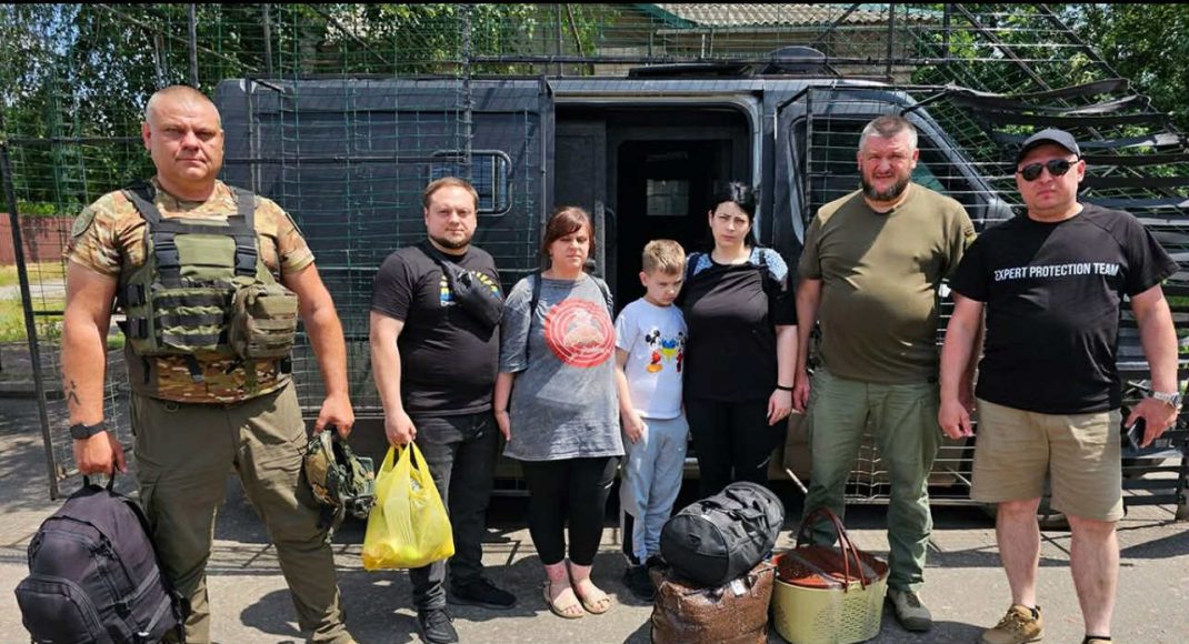 Из Константиновки под ударами российских КАБов полиция эвакуировала 6 человек вместе с беременной женщиной и ребенком (видео)