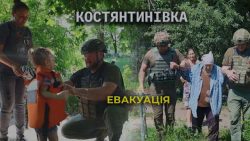 З Костянтинівки поліцейські евакуювали чотирирічну дитину з мамою та маломобільну жінку (відео)