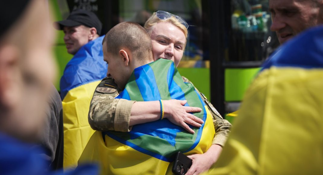 Самому младшему освобожденному сегодня из российского плена 22 года, а самому старшему — 59 лет