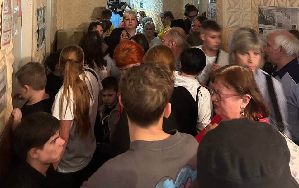 Жители оккупированной Донетчины круглосуточно стоят в очередях, потому что их заставляют переоформлять сим-карты местного мобильного оператора