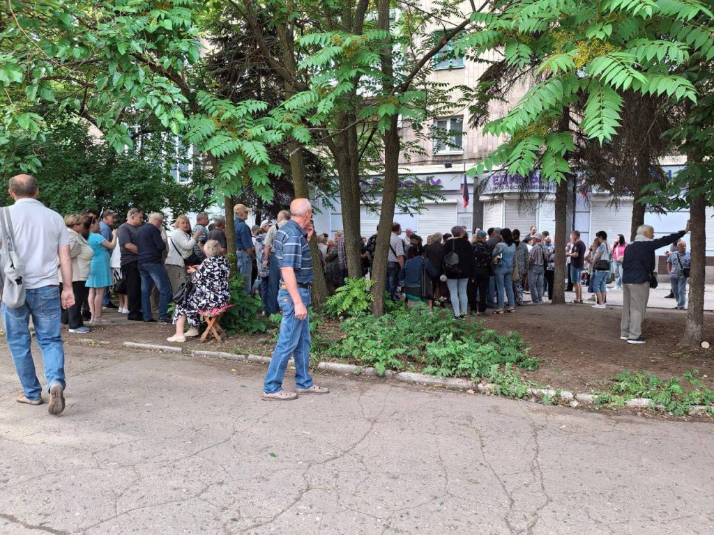 Жители оккупированной Донетчины круглосуточно стоят в очередях, потому что их заставляют переоформлять сим-карты местного мобильного оператора