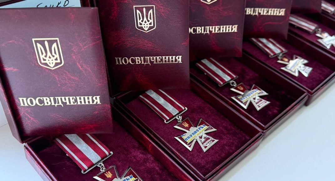 Рятувальників та енергетиків нагородили медалями за оборону Покровська (фото)