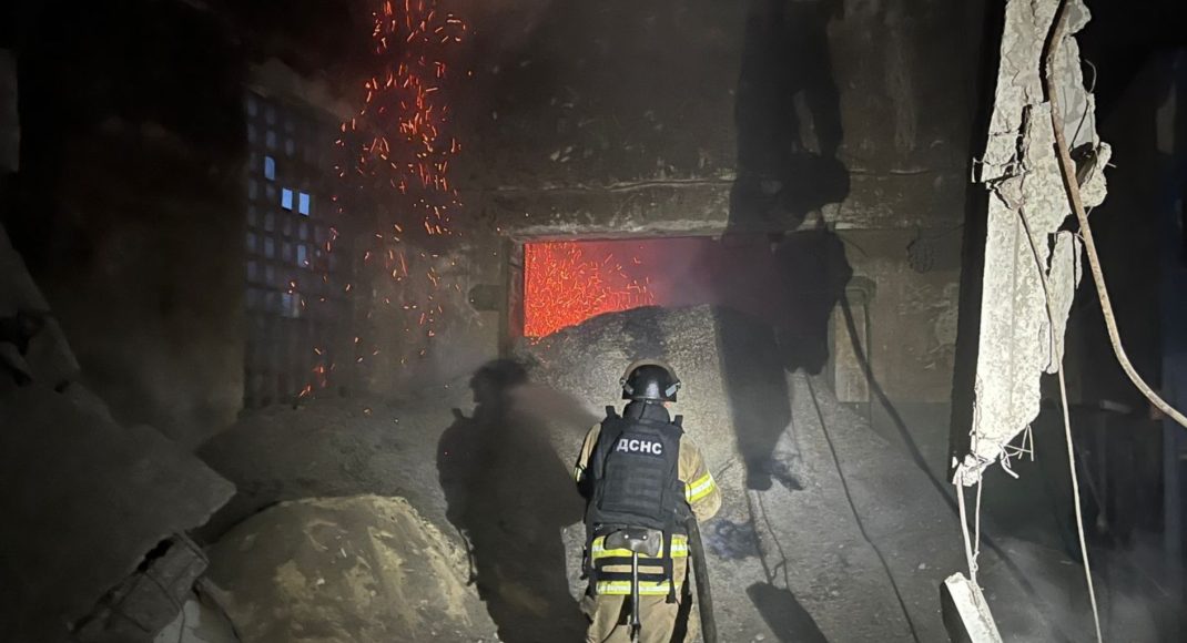 Унаслідок ворожих обстрілів Донеччини виникло 5 пожеж: палали будинки та склади (фото)