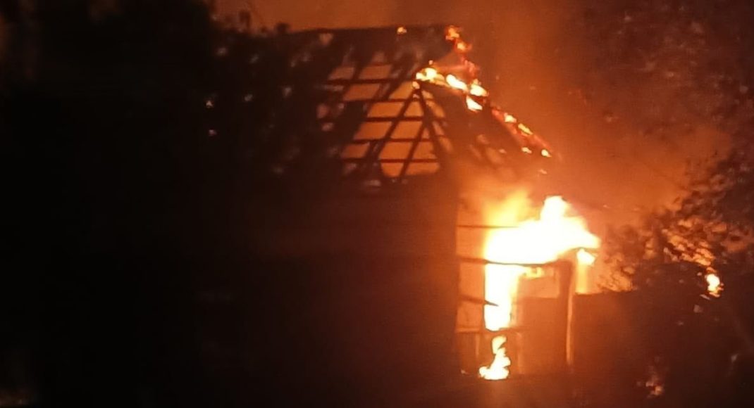 У Краматорську під час гасіння пожежі у будинку в одній з кімнат вогнеборці виявили жінку: подробиці (фото)