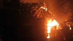 У Краматорську під час гасіння пожежі у будинку в одній з кімнат вогнеборці виявили жінку (фото)