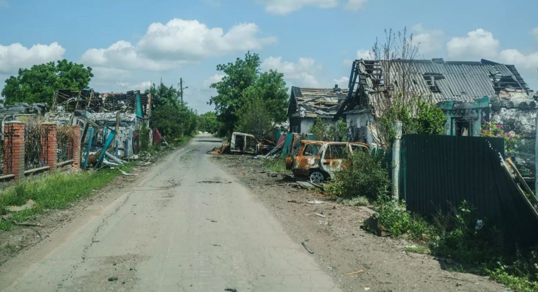 В Покровске людям продолжают оказывать гуманитарную помощь