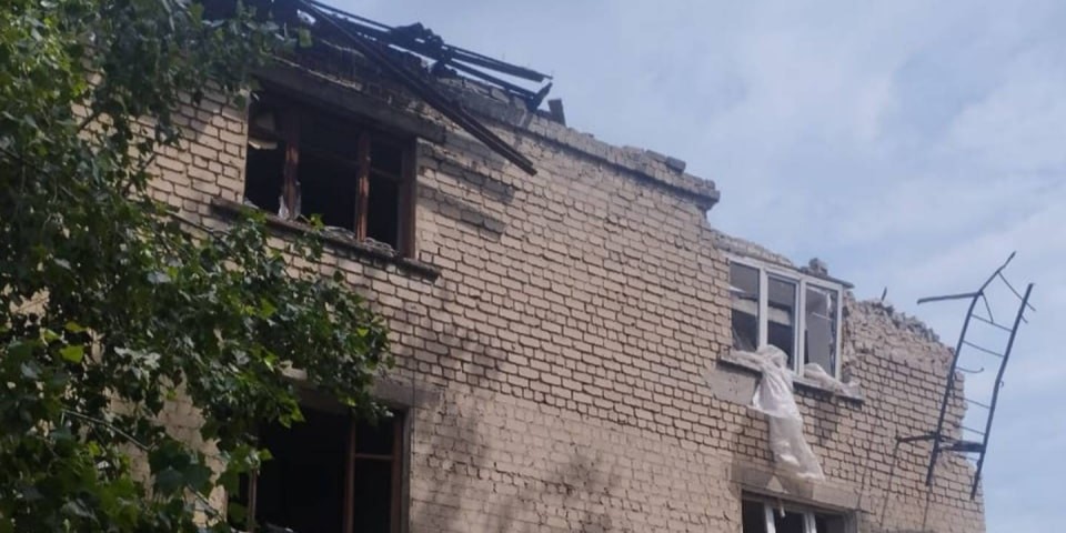 Оккупанты ударили авиабомбой по жилому кварталу в Родинском на Донетчине: есть пострадавшие (фото)