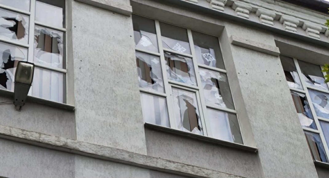 У Костянтинівці ворожим обстрілом поранено жінку на автобусній зупинці