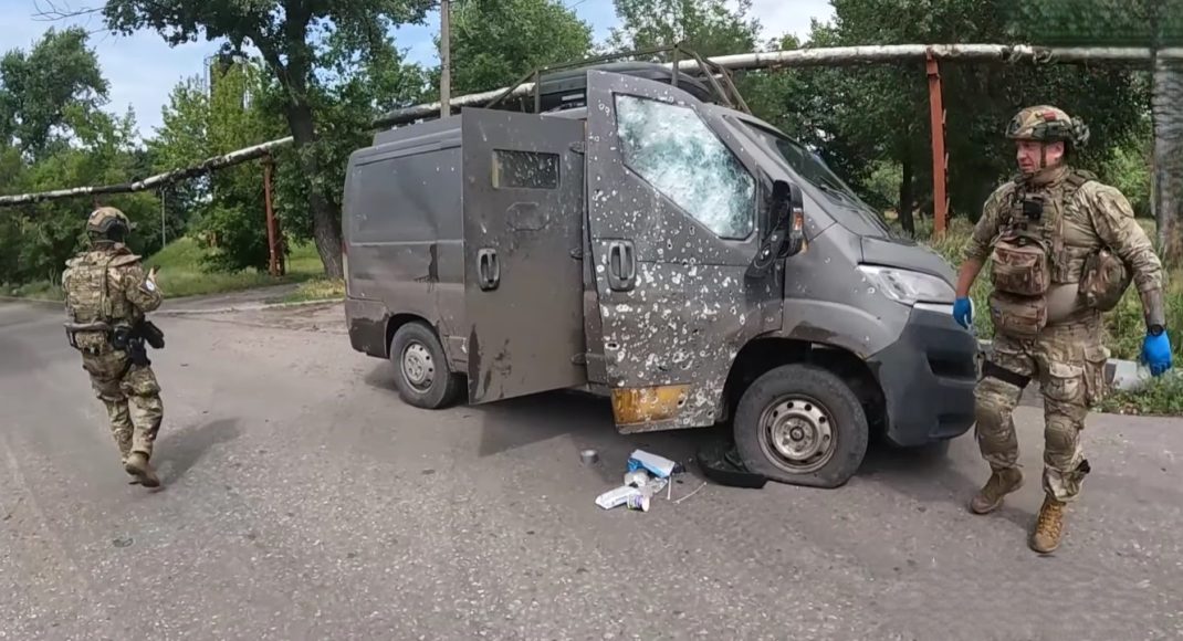 В Покровске эвакуационное авто с тяжелоранеными трижды попало под удар дронов: пострадал полицейский (фото, видео)